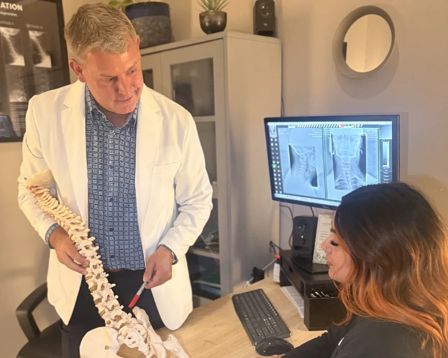 dr-bradley-eyford-spine-model-consultation